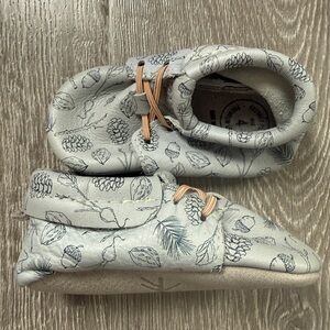 Freshly Picked Light Gray Moccasins with Nature Print and Peach Laces